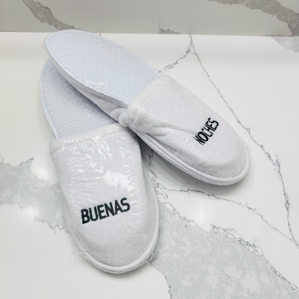 2 ct. Hard Rock Hotel Buenas Noches White Close Toed Hotel Slippers - Picture 2 of 3